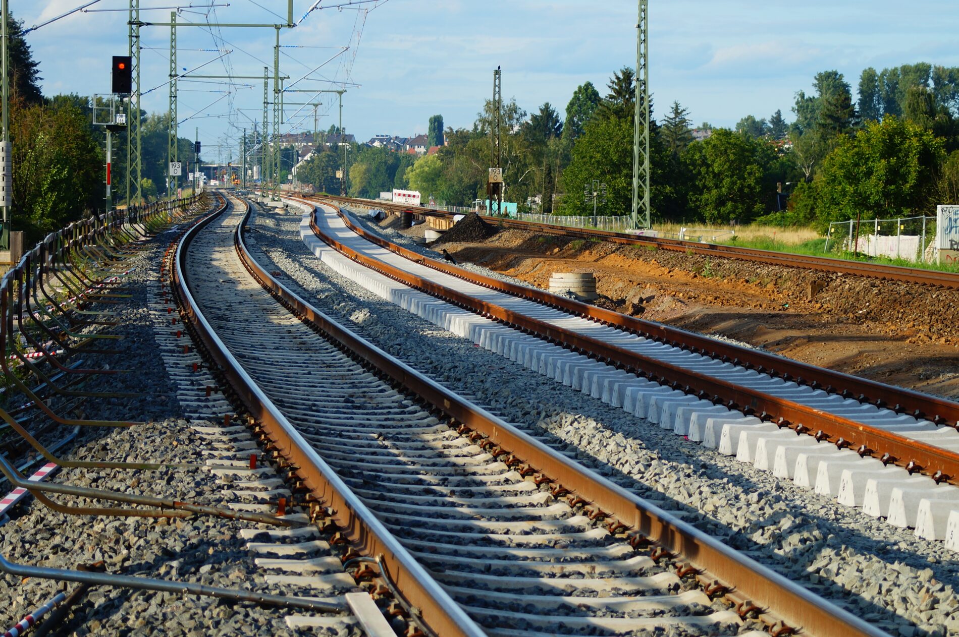 Die Deutsche Bahn reduziert ihre Korridorsanierungen auf voraussichtlich zwei bis drei Strecken pro Jahr. Der ohnehin gestreckte Sanierungsfahrplan verzögert sich damit weiter.