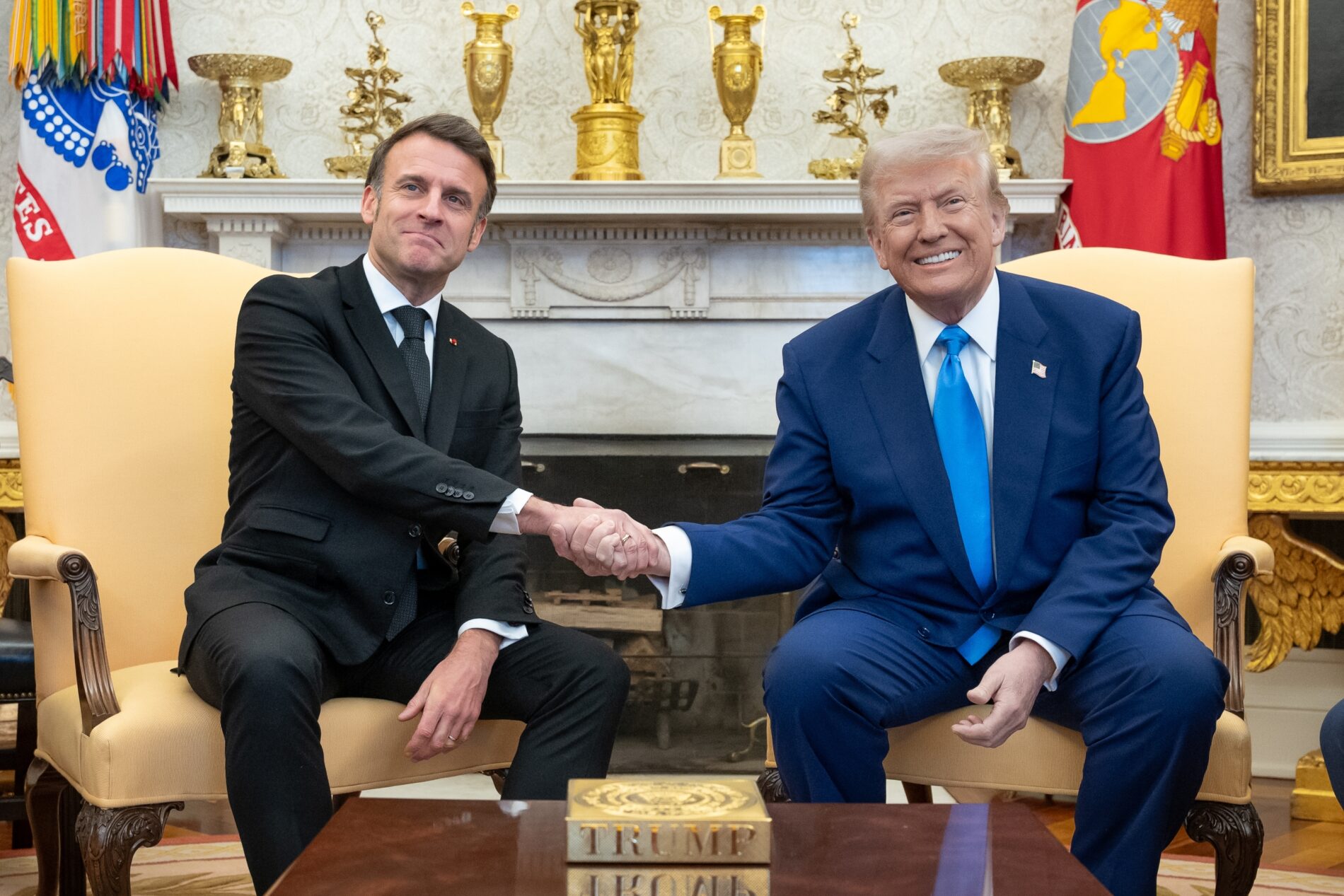 Macron will mit Trump den Ölpreisanstieg bremsen. Im Fokus stehen die Öffnung der Straße von Hormus und der Schutz wichtiger Energieanlagen in Saudi-Arabien.