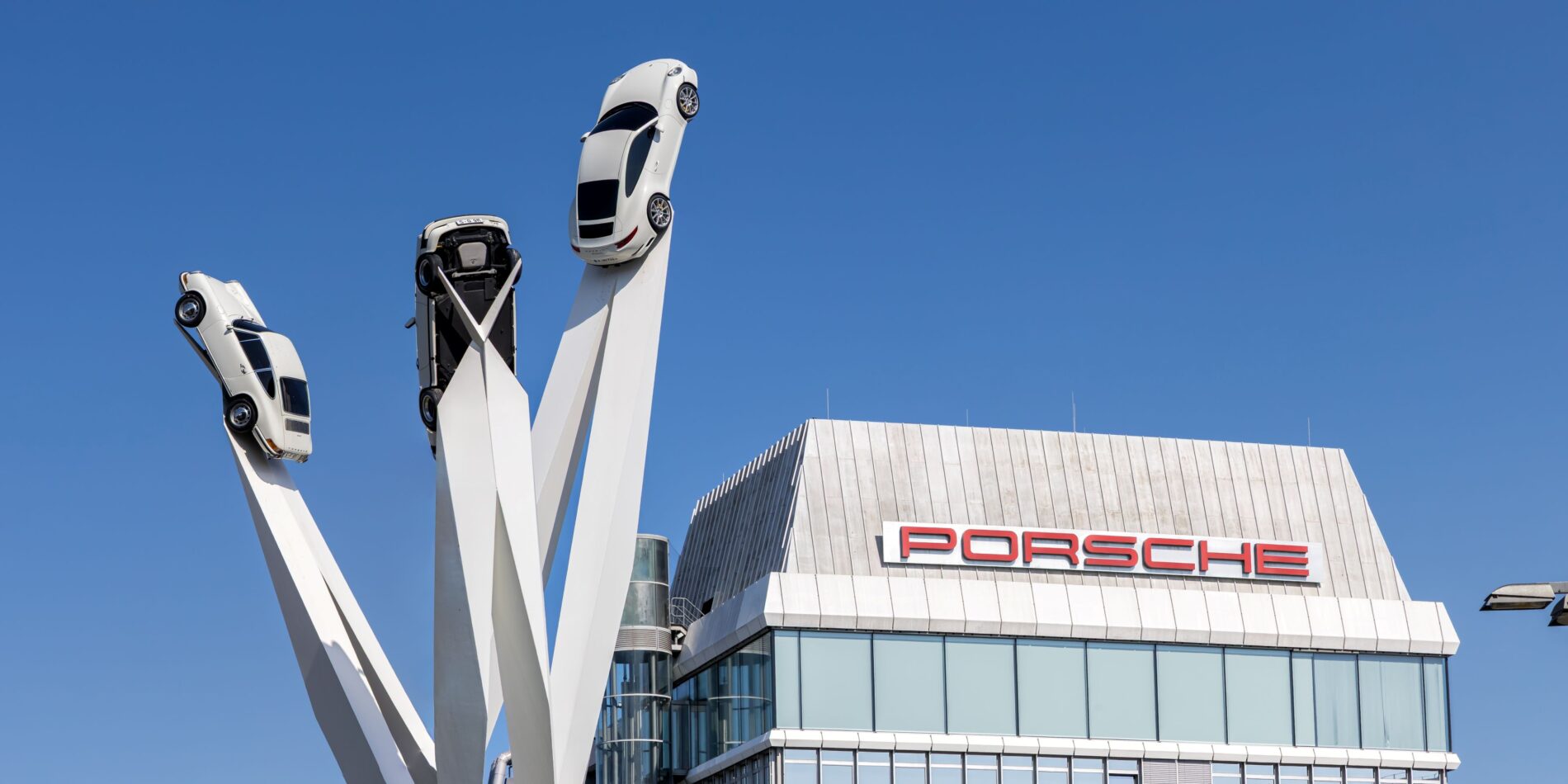 Stellenabbau bei Porsche könnte um 4.100 Jobs wachsen. VW sieht eine Kostenlücke von 700 Millionen Euro und empfiehlt weitere Einschnitte