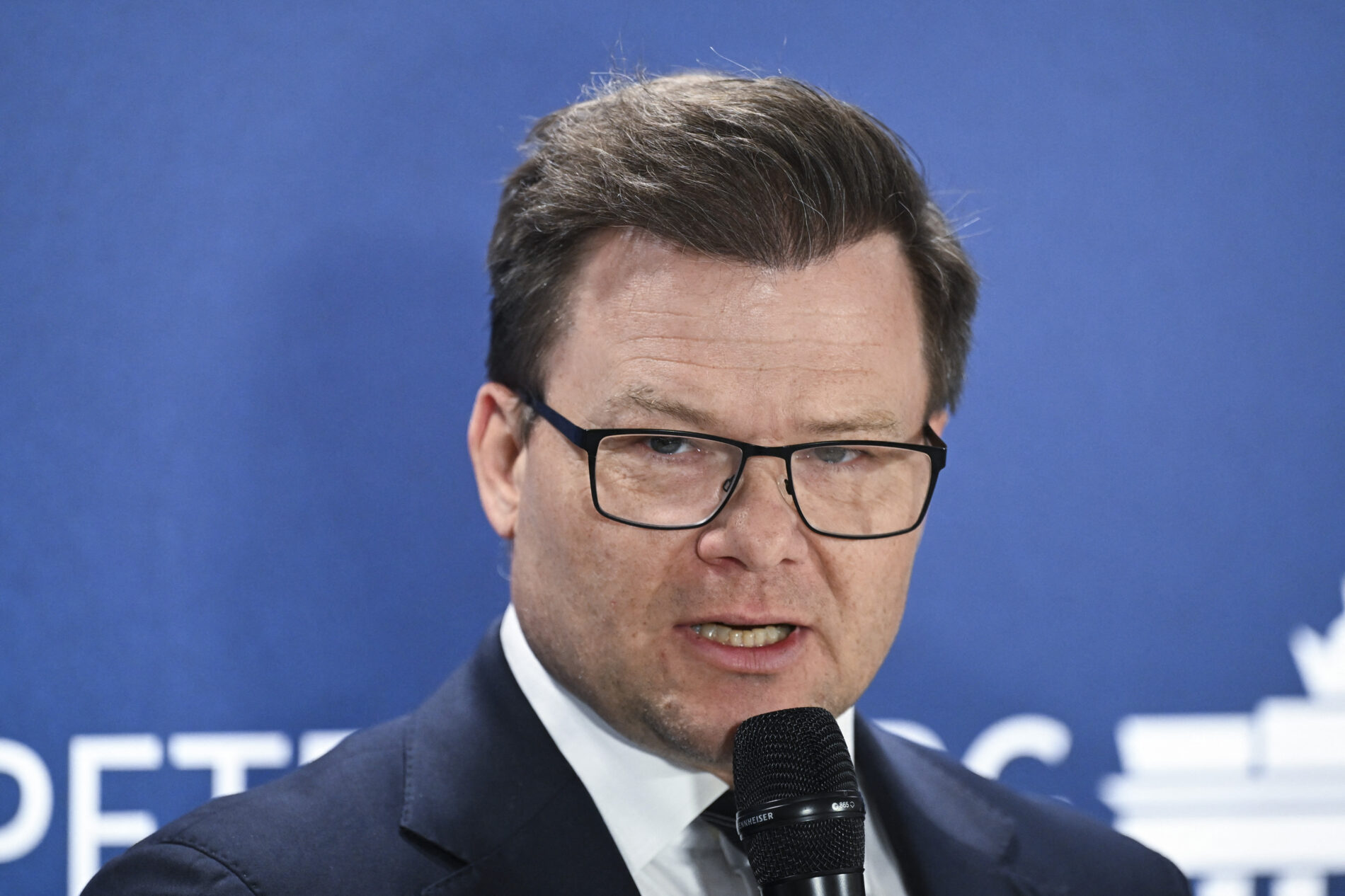 Umweltminister Schneider will Rechenzentren bei Wasserknappheit stärker zur Kasse bitten. Großverbraucher sollen höhere Wasserpreise zahlen oder in wassersparende Kühltechnik investieren.