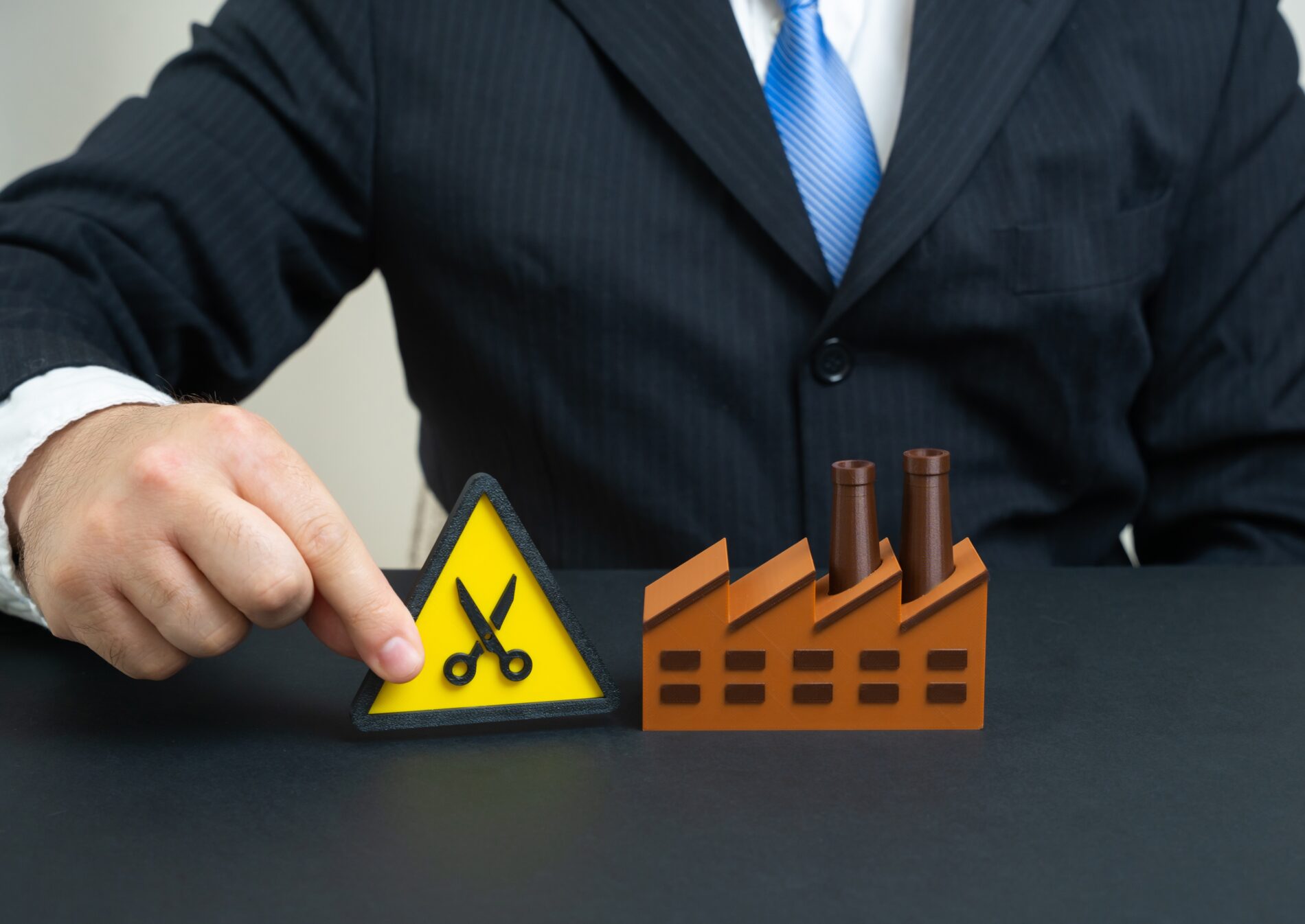 Germany’s industrial sector has lost approximately 496,000 jobs since 2019. The automotive industry, metalworking, and mechanical engineering sectors have been particularly affected.