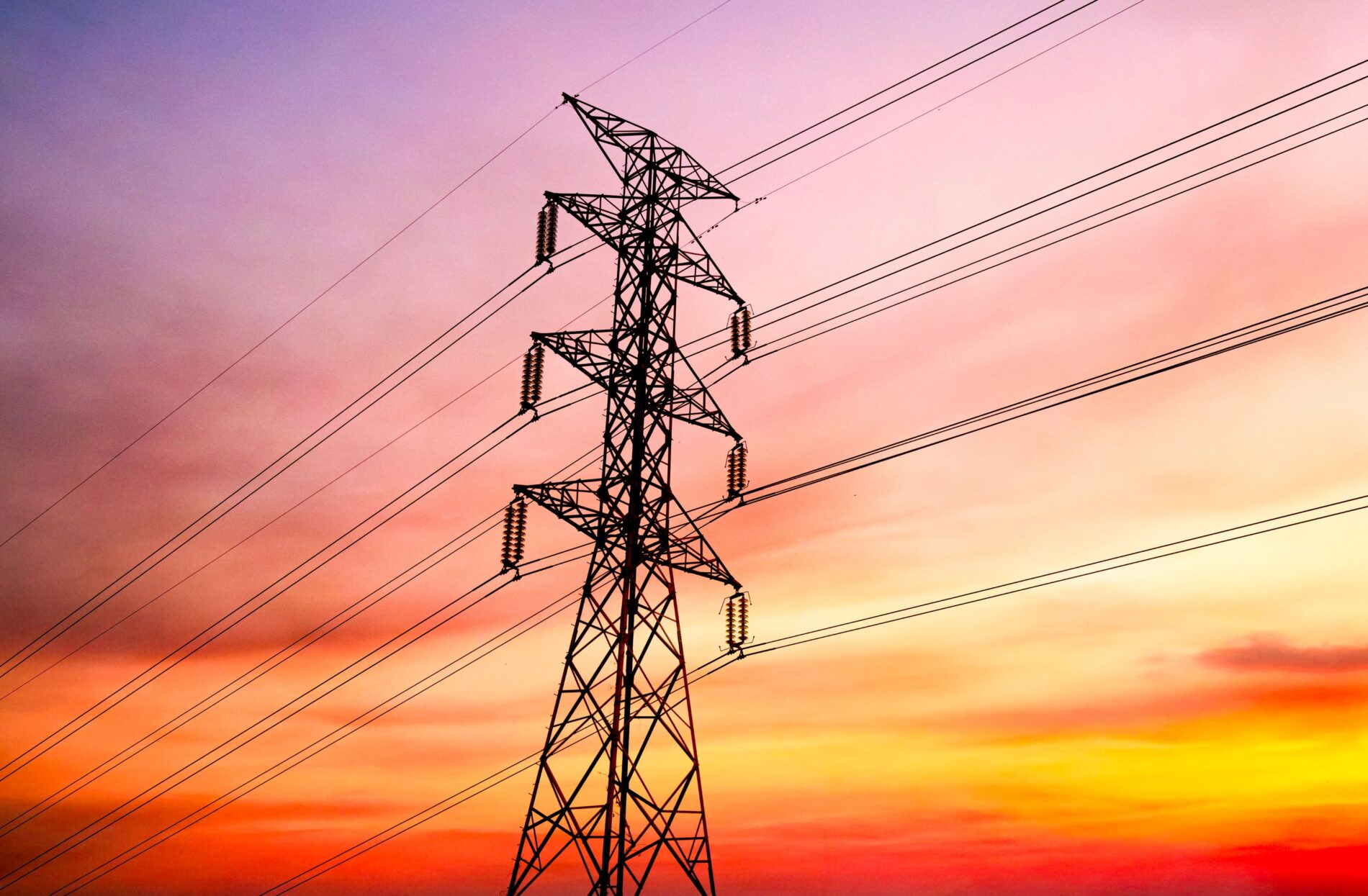Fehlende Kraftwerksleistung, niedrige Gasspeicher und steigende Netzkosten gefährden die Stromversorgung zunehmend