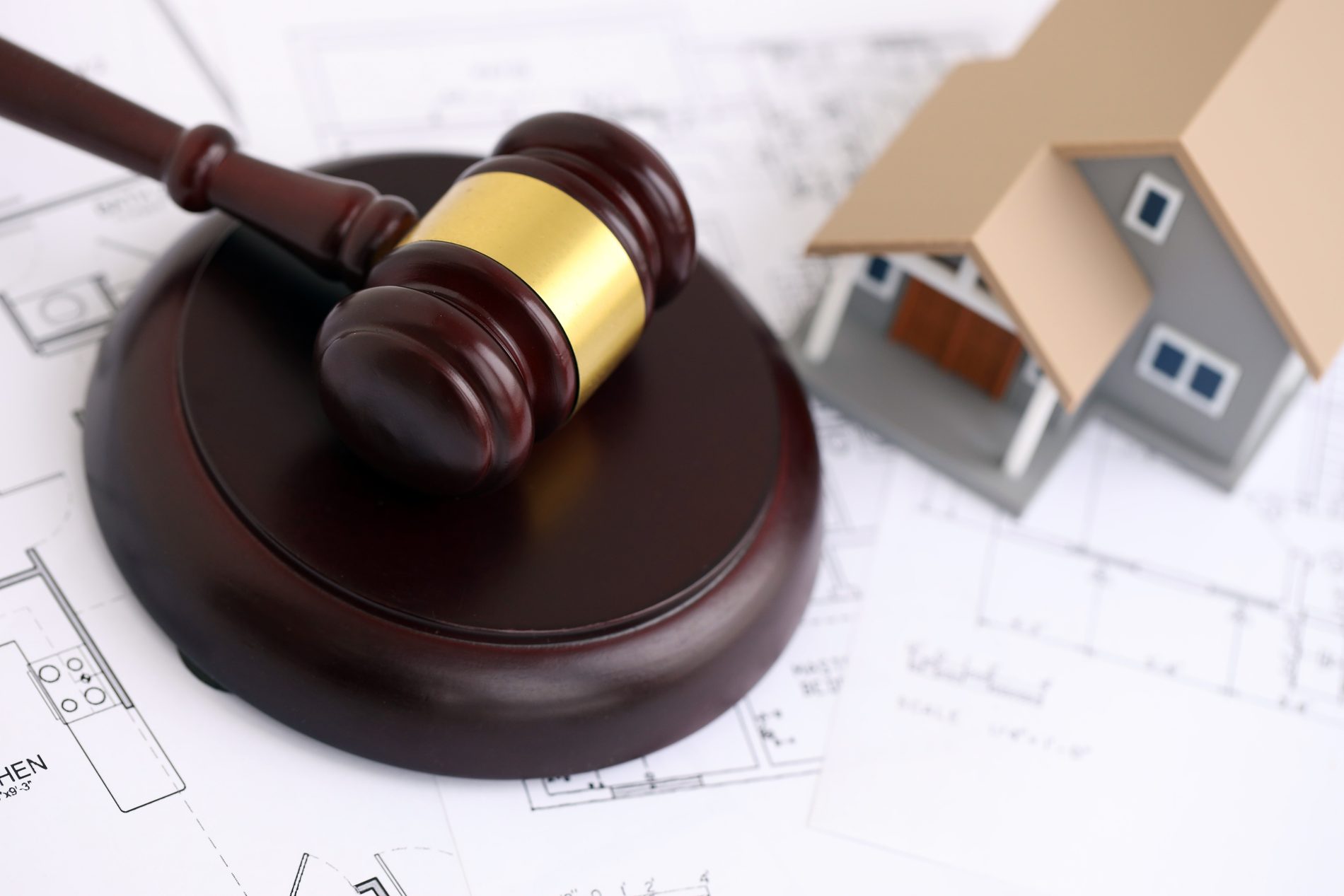 Die Bundesregierung will Baukosten durch geringere Komfortstandards um 10 bis 15 Prozent senken. Die Wohnungswirtschaft warnt vor rechtlichen Risiken.
