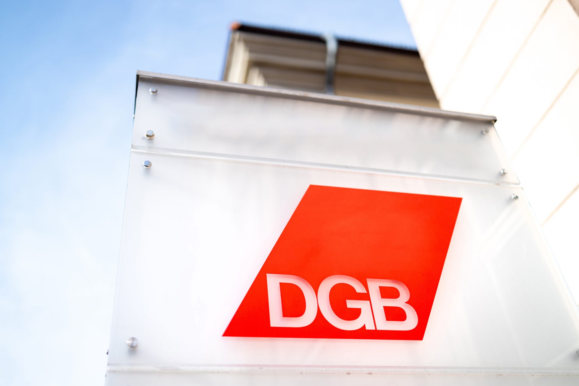 DGB-Chefin Fahimi fordert eine neue Industriepolitik: Staatliche Förderung soll an Produktion und Forschung in Europa gebunden werden, um Arbeitsplätze zu sichern.