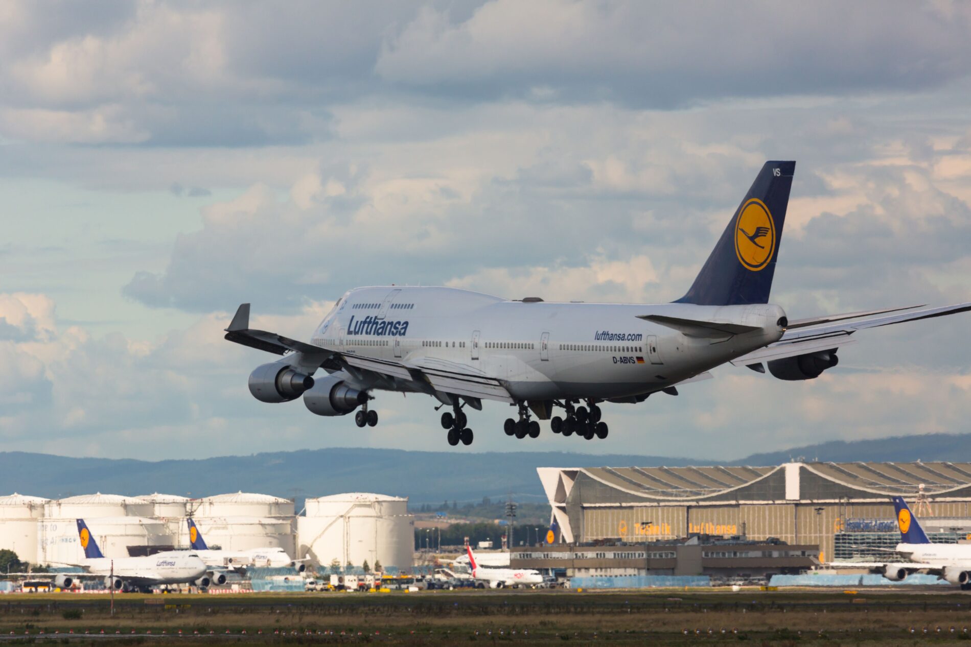 Kerosinmangel am Flughafen Frankfurt: Niedrigwasser und Pipeline-Wartung erschweren die Versorgung. Lufthansa muss im Ausland mehr tanken