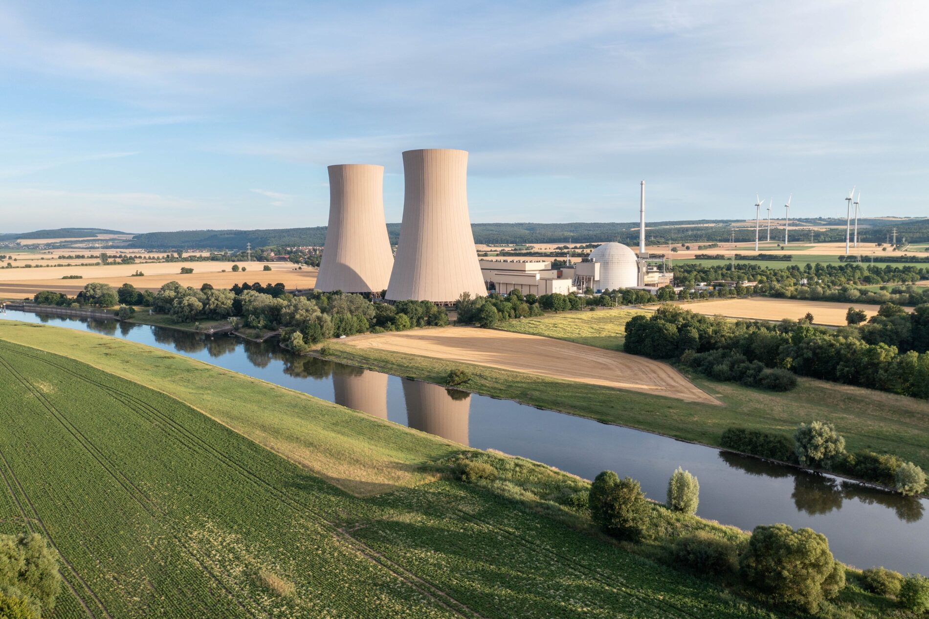 Kernenergie könnte Strom deutlich verbilligen. Eine neue Studie zeigt große Kostenunterschiede und stellt Deutschlands Atomausstieg infrage