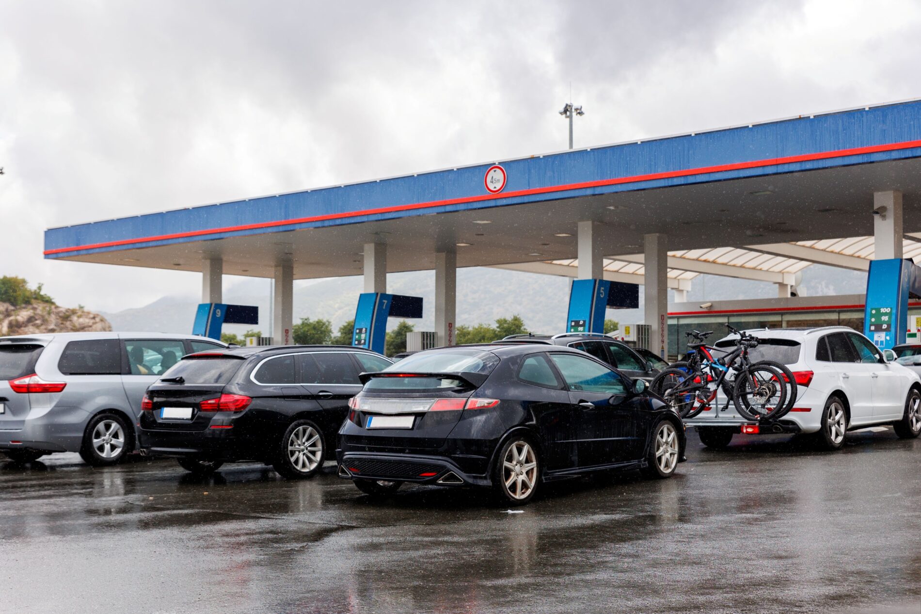 Following the fuel tax cut, the first gas stations are running dry. Lower Saxony, North Rhine-Westphalia, and Bavaria are reporting shortages after a massive rush.